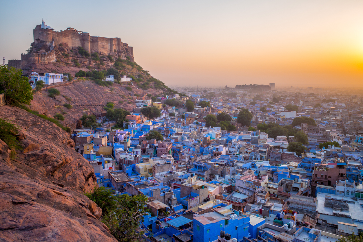 La fortaleza de Jodhpur y sus casitas azules al atardecer