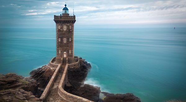 Faro de Brest encarando el Atlántico