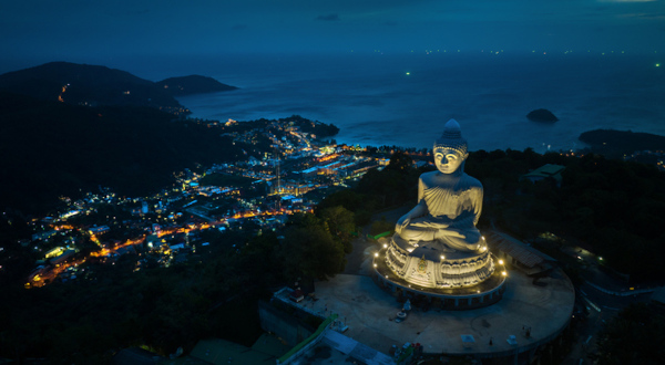 Vistas de Phuket Town con Buda de piedra