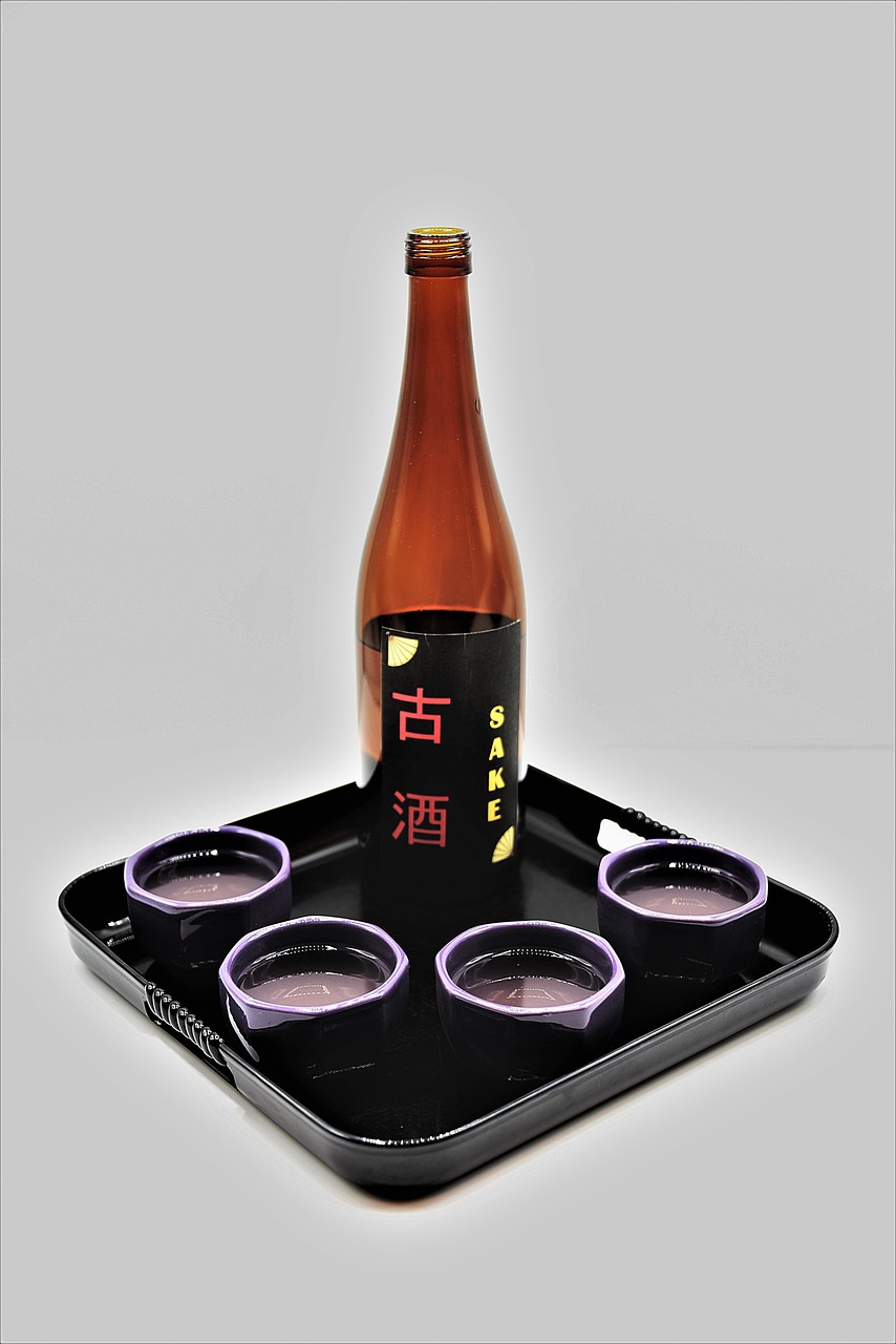Botella y cuencos de sake