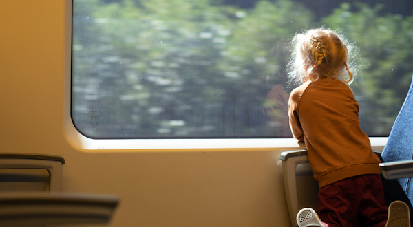 Niña asomada a una ventanilla de tren