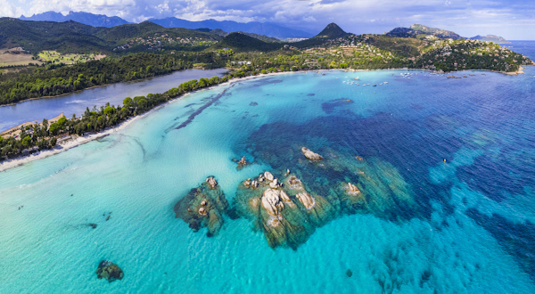 Bahía de Santa Giulia, en Córcega