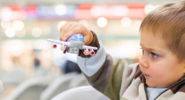 Menores viajando solos en avión y tren: guía para planificarlo bien