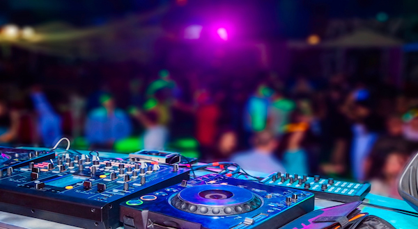 Platos de DJ en una discoteca