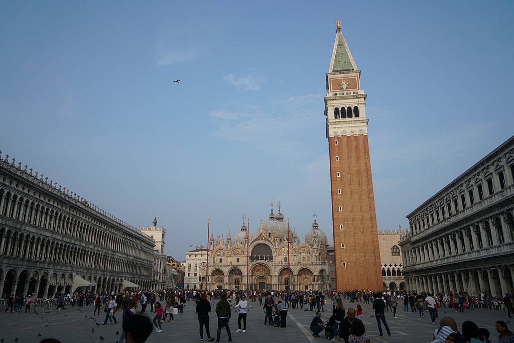 Vistas de la Basilica de San Marcos y el Campanile en Venecia