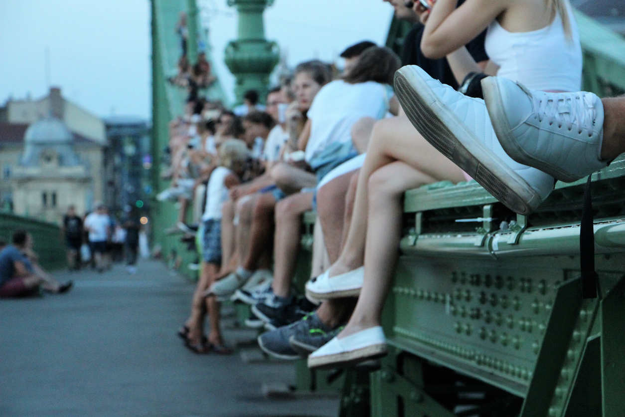 Jóvenes en el Puente de la Libertad de Budapest.