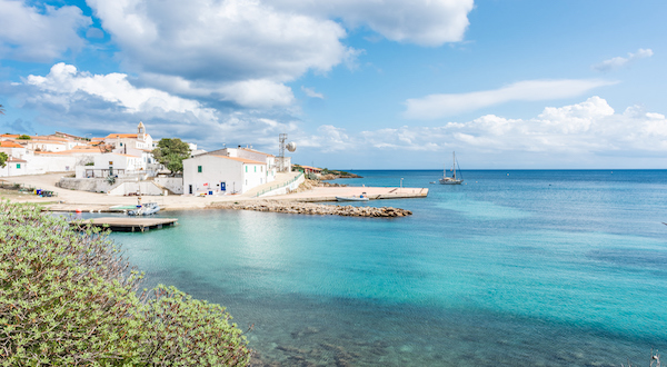 Vistas desde Cala d'Oliva en Alsinara (Cerdeña)