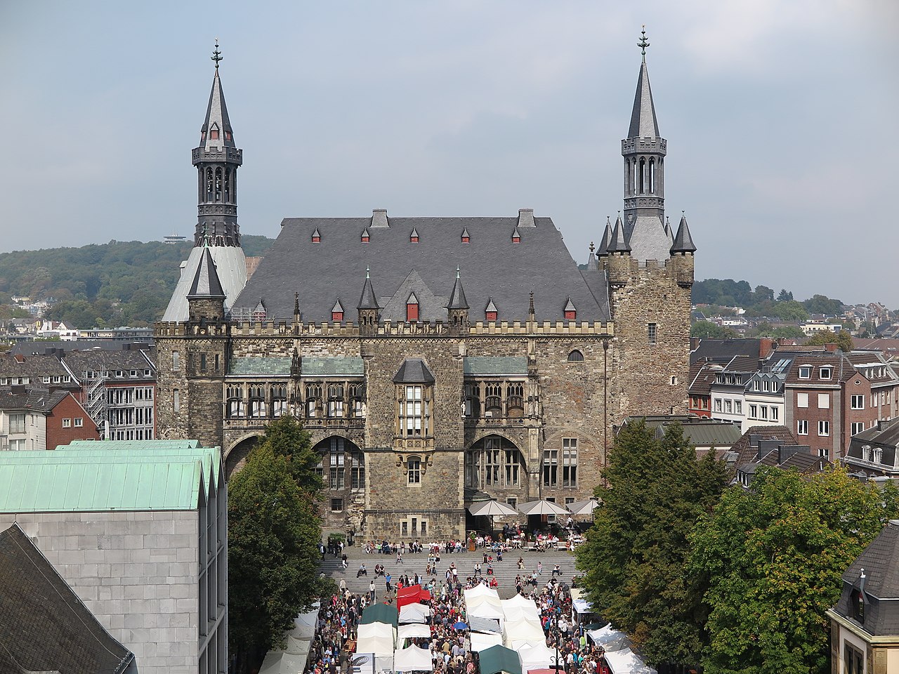 Fachada del ayuntamiento de Aquisgrán vista desde la Catedral