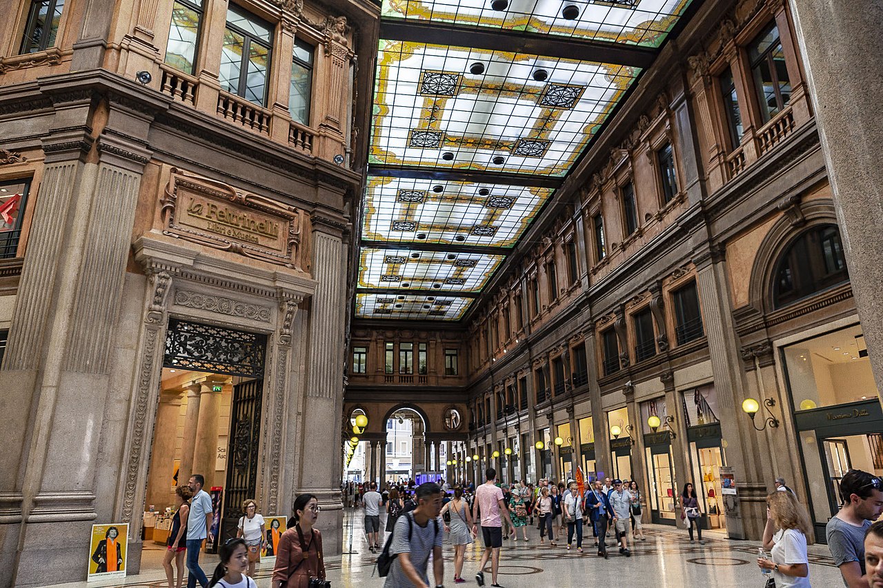 Pasillo de la Galería Alberto Sordi, en Roma