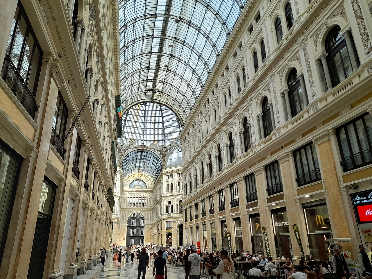 Pasaje de la Galería de Umberto I, en Nápoles