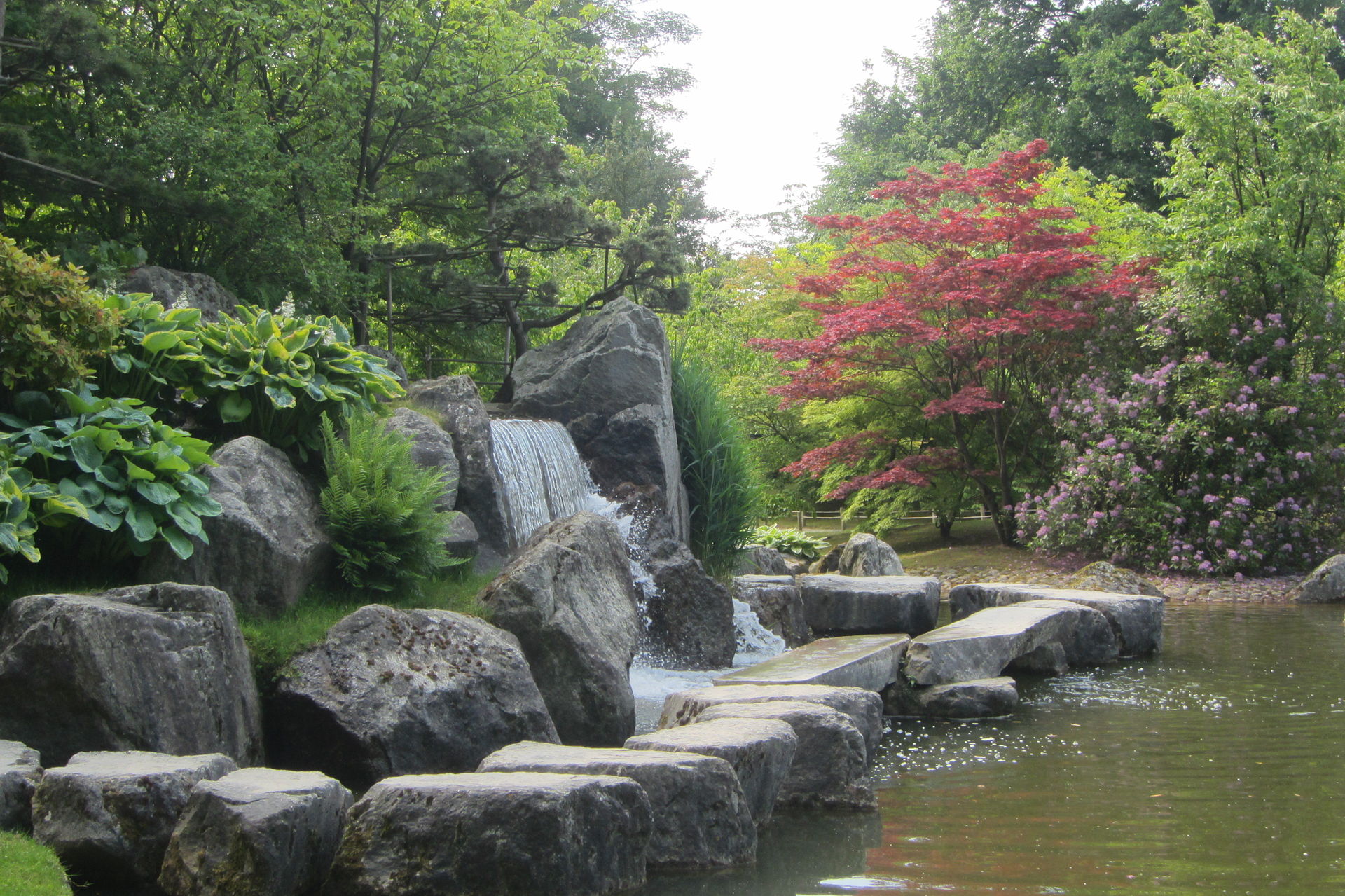Cascada del jardín japonés de Hasselt (Bélgica)