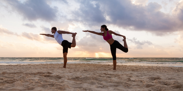 Practicando yoga en las costas de Costa Rica