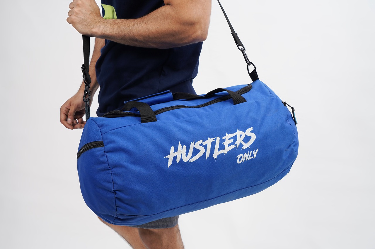 Hombre joven portando una duffel bag