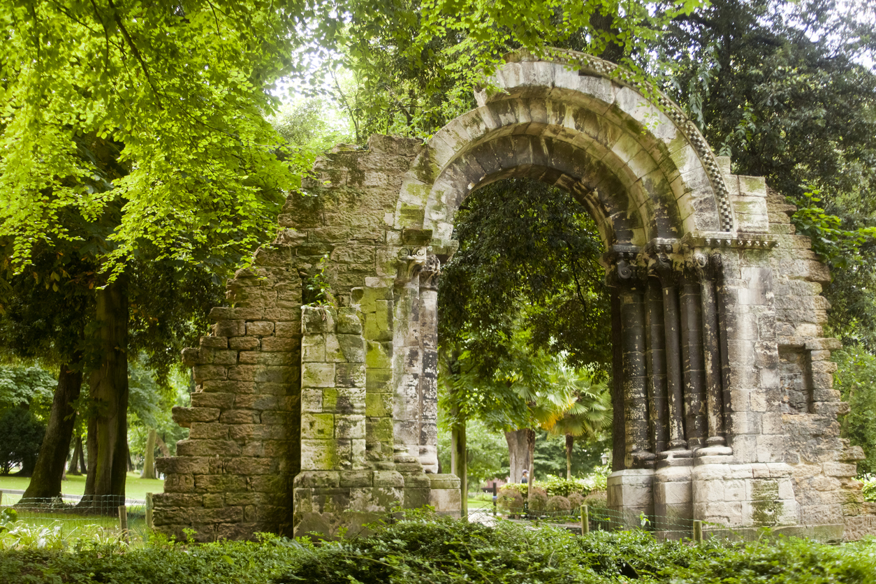 Arco románico en el Campo de San Francisco (Oviedo)
