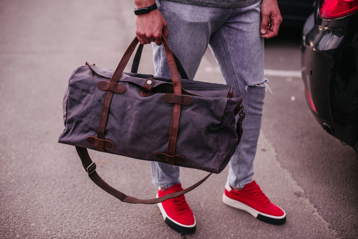 Hombre joven con bolsa de lona