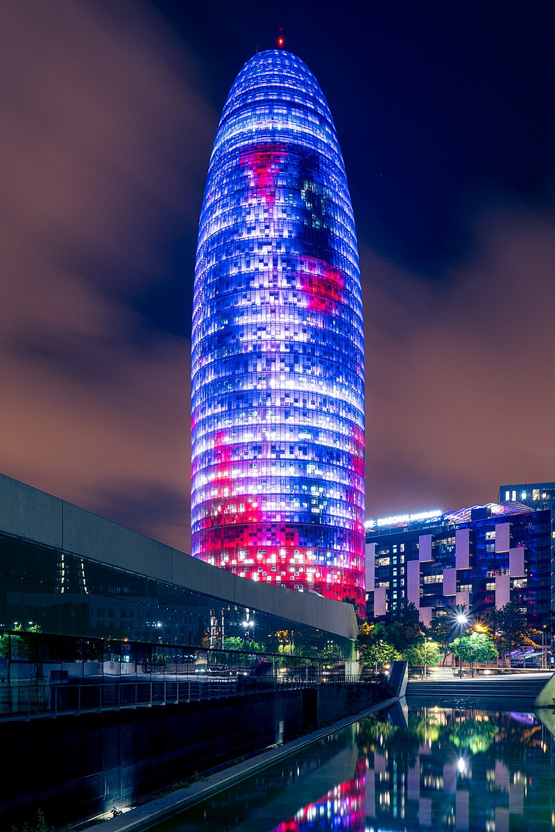 Torre Agbar de Barcelona iluminada de noche