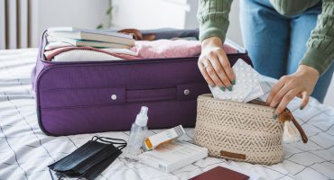 Cómo viajar en avión con medicamentos y material médico