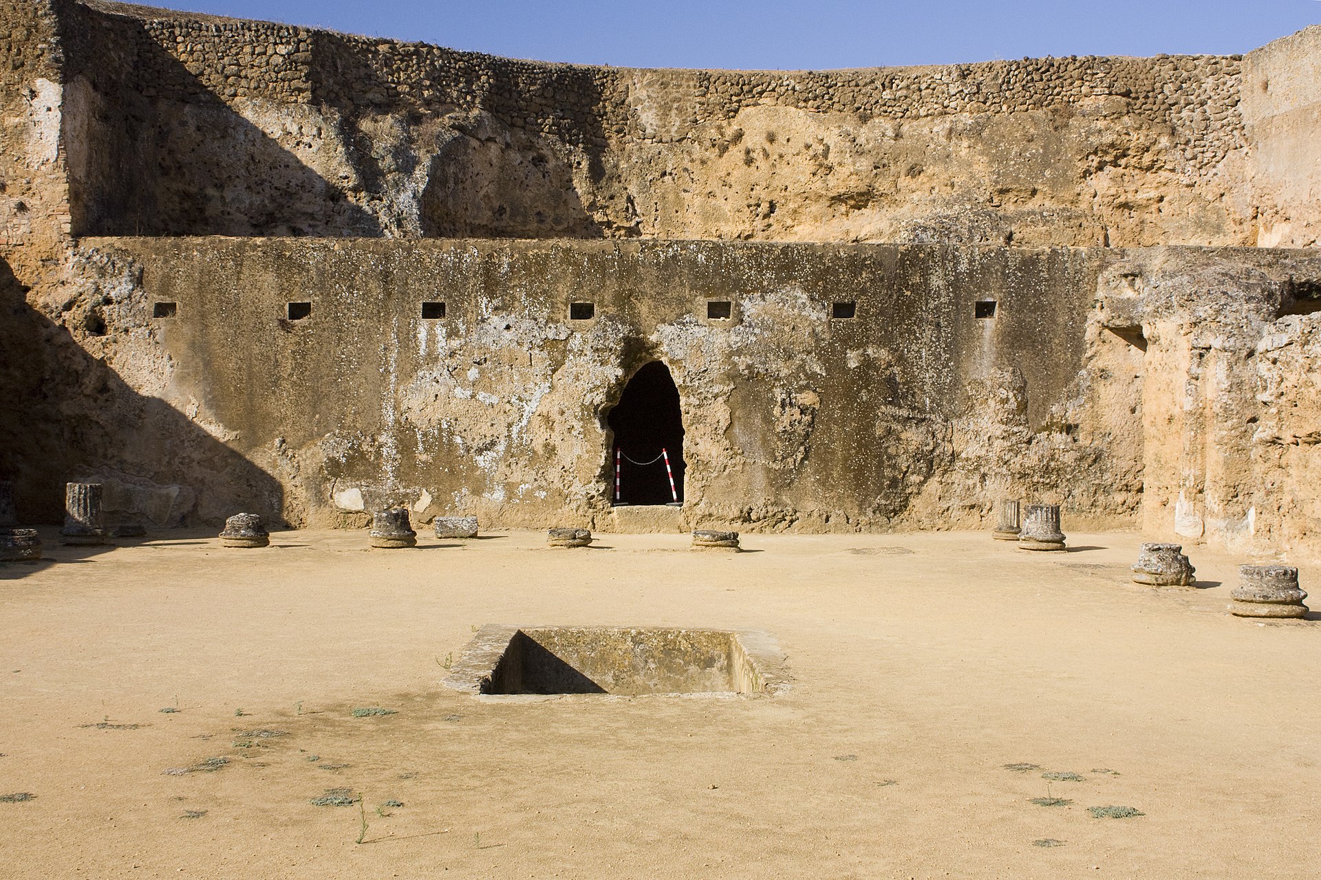 Tumbas excavadas en roca en la necrópolis de Carmona