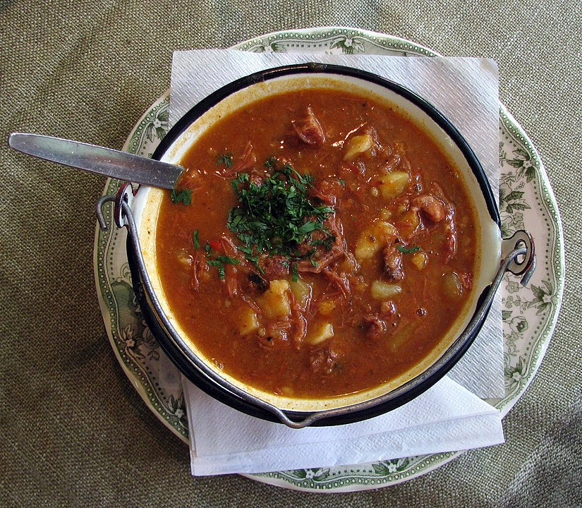 Plato de goulash húngaro