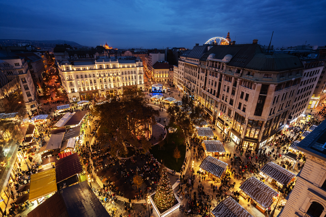 Mercado de Navidad en la plaza Vorosmarty de Budapest