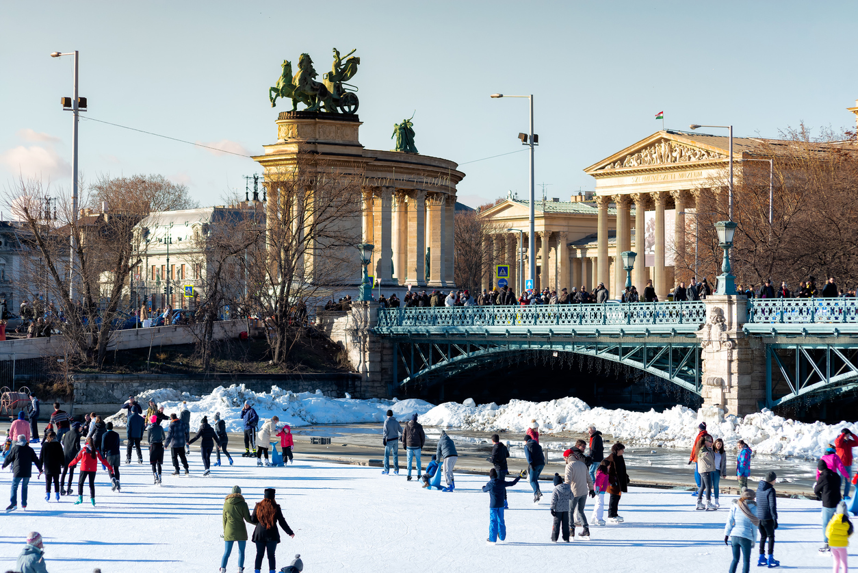 Pista de hielo con la Plaza de los Héroes al fondo
