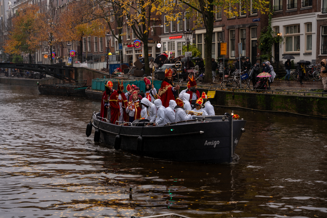 Sinterklaas: un Papá Noel español surcando los canales de Ámsterdam