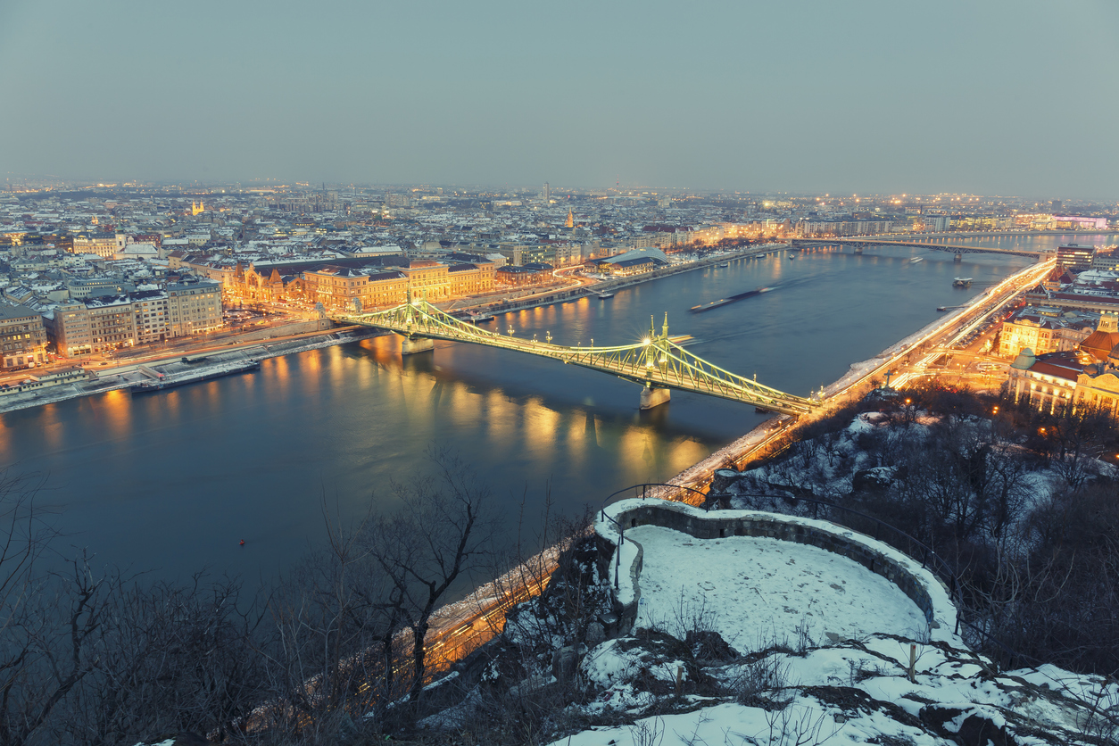 Vistas de Budapest nevada desde la Citadella