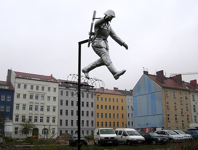 Monumento a Conrad Schumann en Bernard Strasse