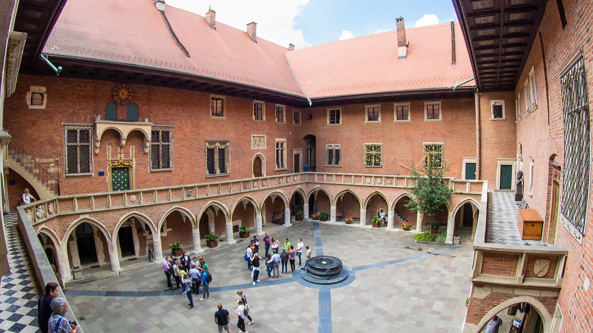 Patio interior de Collegium Maius de la Universidad Jaguelónica en Polonia