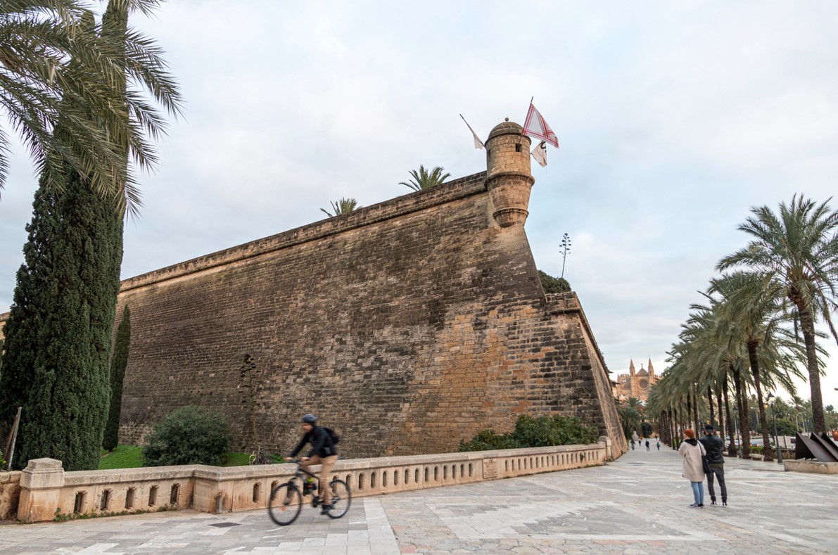 Baluarte de Sant Pere visto desde el paseo de Guillem Sagrera en Palma de Mallorca