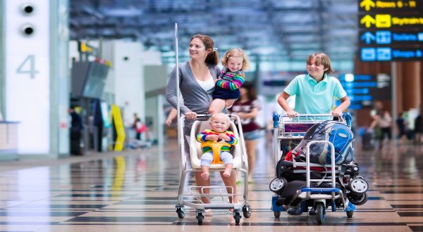 Mamá con cochecito en el aeropuerto