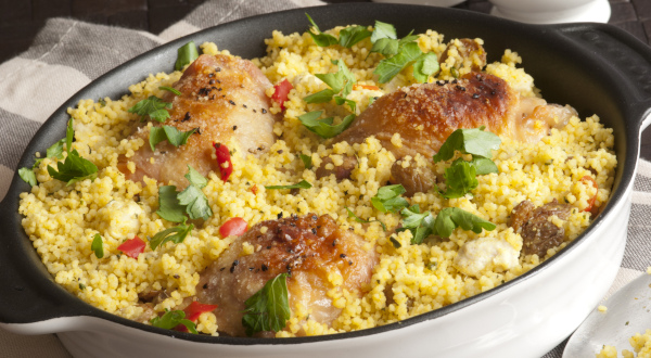 Plato de delicioso pollo con cuscús