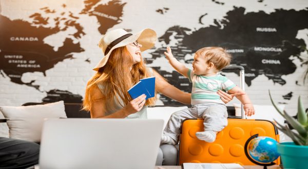 Mamá y su bebé en el aeropuerto