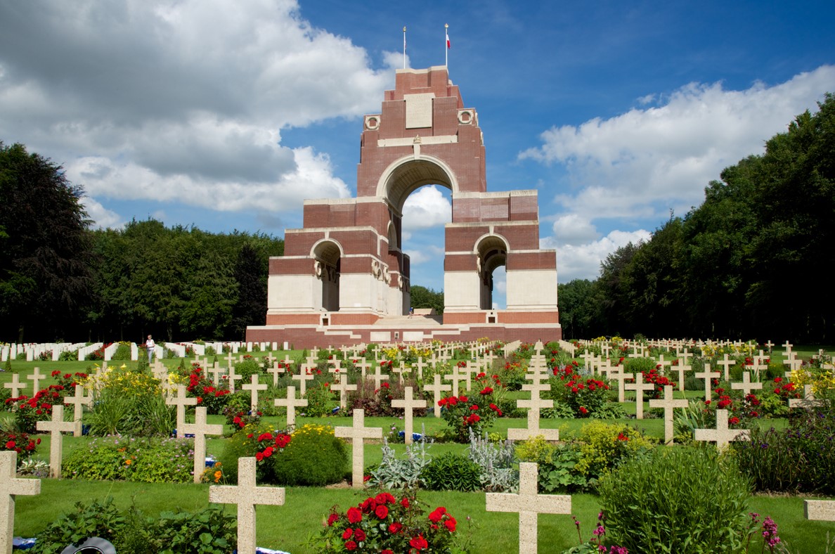 Memorial al soldado desaparecido y cementerio en Somme