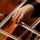 Violonchelistas en una orquesta