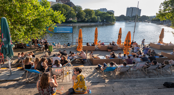 Jóvenes en el Biergarten de Berlín