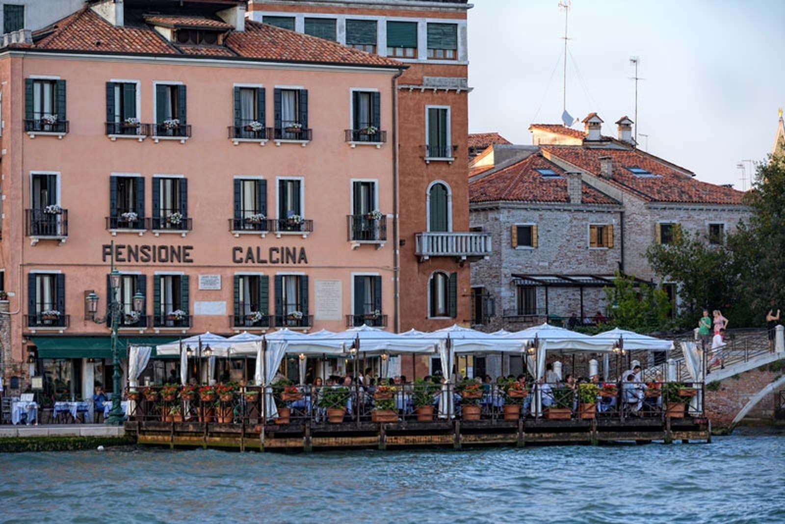 Terraza de la cafetería La Calcina en Venecia