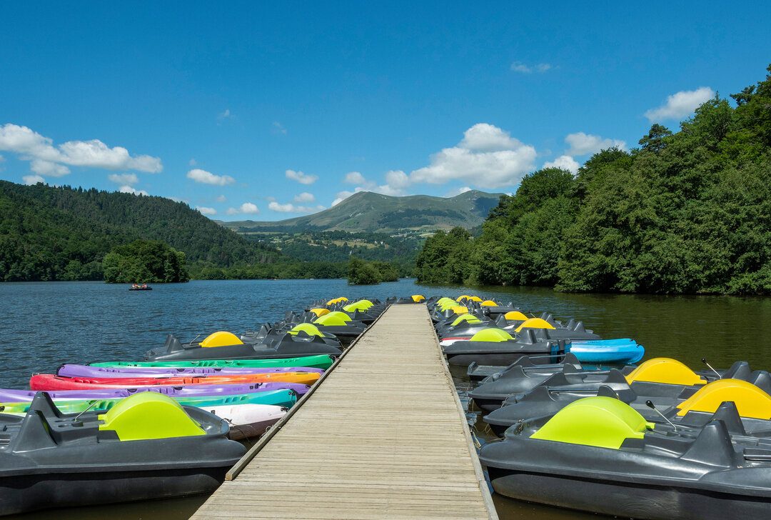 Embarcaciones deportivas en el Lago Chambon, en Auvernia