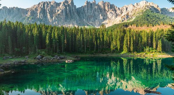 Vistas del lago Carezza, en los Dolomitas