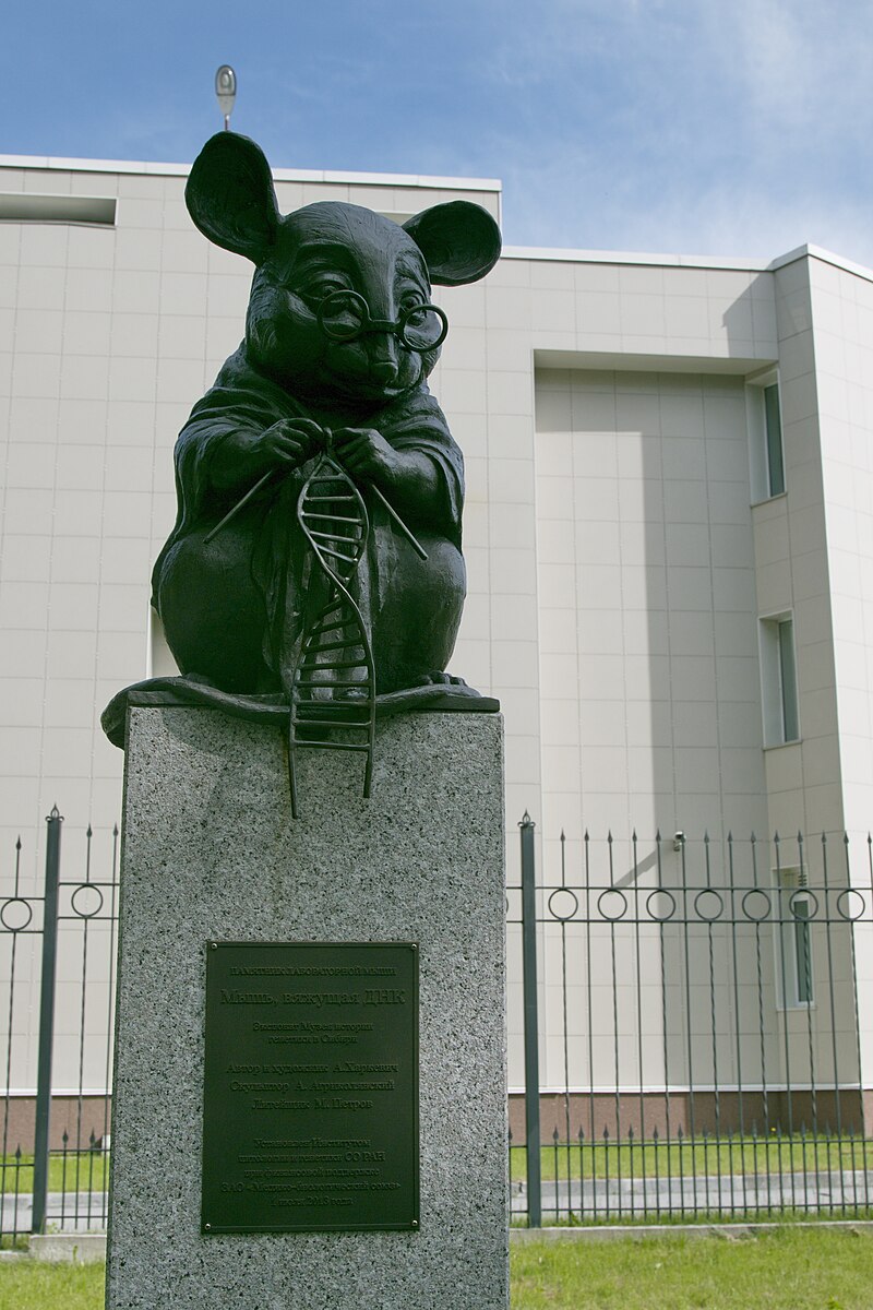 Escultura a los ratones de laboratorio, en Novosibirsk (Rusia)