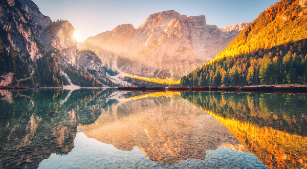 Vistas del Lago di Braies, en los Dolomitas