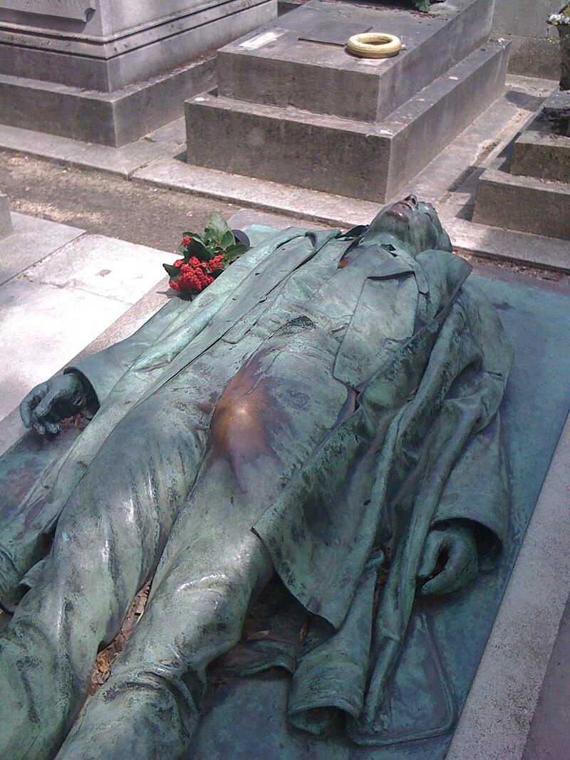 Escultura de Victor Noir en el cementerio Père Lachaise de París.
