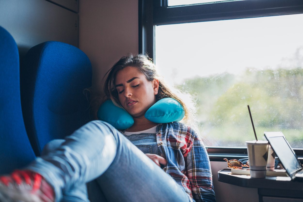 Chica durmiendo en el tren