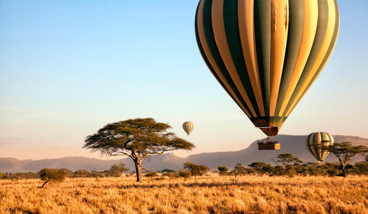Globo aerostático sobrevolando el Serengeti