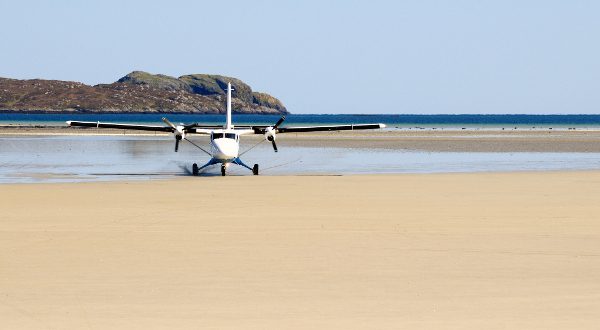 Avión aterrizando en el aeropuerto de Barra, en Escocia