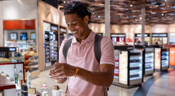 Chico comprando en duty free
