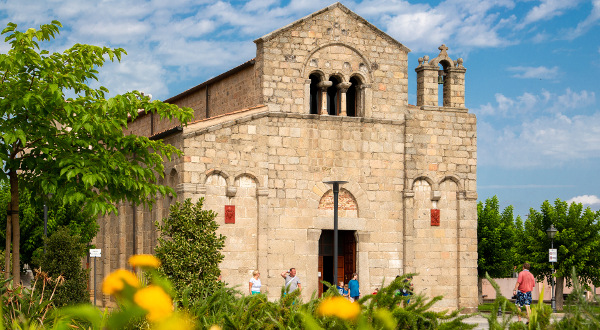 Fachada de San Simplicio, en Olbia