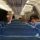Pasajeros sentándose en el interior de un avión