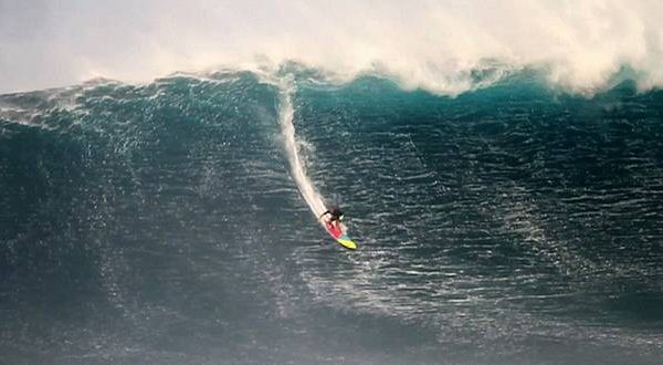 Surfista surfeando una ola gigante