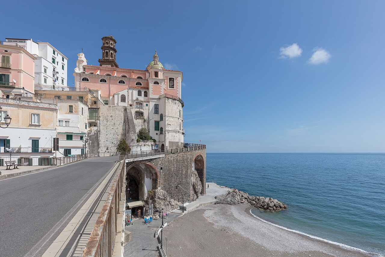 Vistas de Atrani, uno de los pueblos menos poblados de Italia